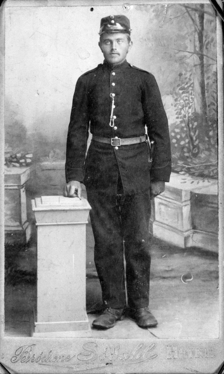 Portrett av en soldat i uniform. Bildet er registrert på etternavnet Nordheim. Fra fotoarkivet etter portrettfotograf Claus Monge. Museet overtok arkivet sommeren 2011.