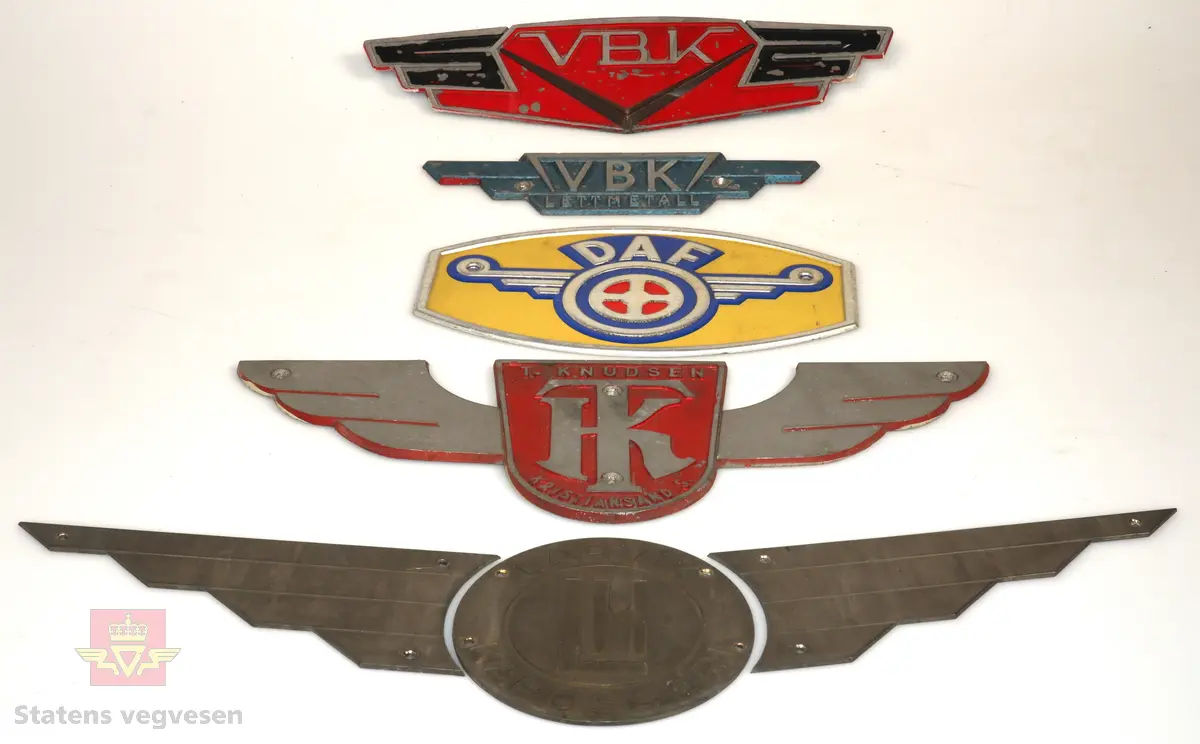 Metall-emblemer og skilt som har vært montert på forskjellige typer busser. Skiltene kommer fra blant annet kjøretøy som Scania, DAF, VOLVO, Daimler-Benz og General motors, og endel skilter fra Norske karosserifabrikker som for eksempel Vestfold Bil & Karosseri, Larvik Karosseri og T. Knudsen karosserifabrikk.