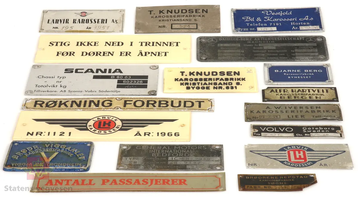 Metall-emblemer og skilt som har vært montert på forskjellige typer busser. Skiltene kommer fra blant annet kjøretøy som Scania, DAF, VOLVO, Daimler-Benz og General motors, og endel skilter fra Norske karosserifabrikker som for eksempel Vestfold Bil & Karosseri, Larvik Karosseri og T. Knudsen karosserifabrikk.
