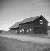 Det gamla kyrkstallet som en gång i tiden tjänade kyrkobesökarna i Värna. Foto 1948.