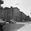 Vy mot den pampiga fastigheten på Drottninggatan 32 i Linköping. Dokumenterad av Östergötlands museum kort före rivning. Foto 1965.