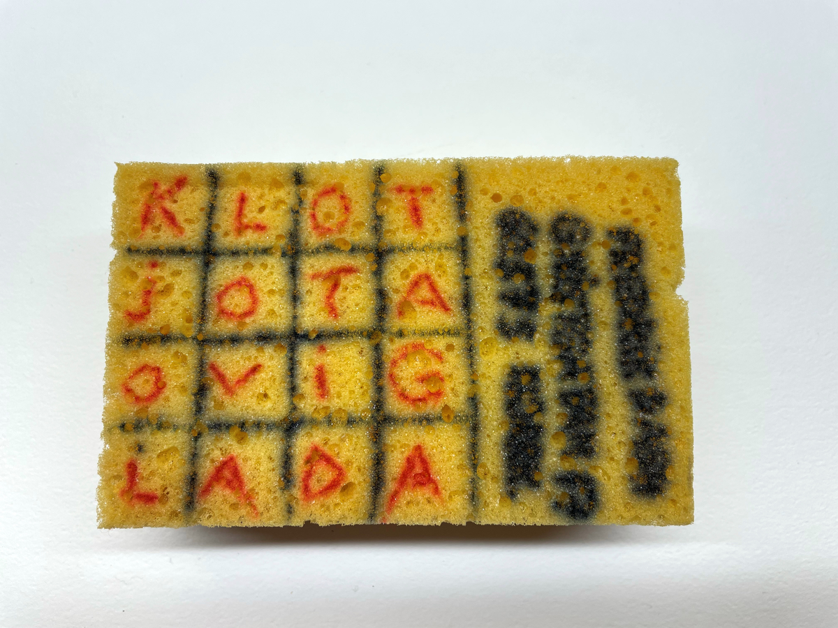 Tvättsvamp i skumgummi. 
PÅ tvättsvampen finns svaret på en rebus / ordfläta / korsort ritat. På samma sida finns avsändarens namn och adress.

Tvättsvampen är adresserad till Klasses frukostklubb.  Frankerad med ett frimärke.