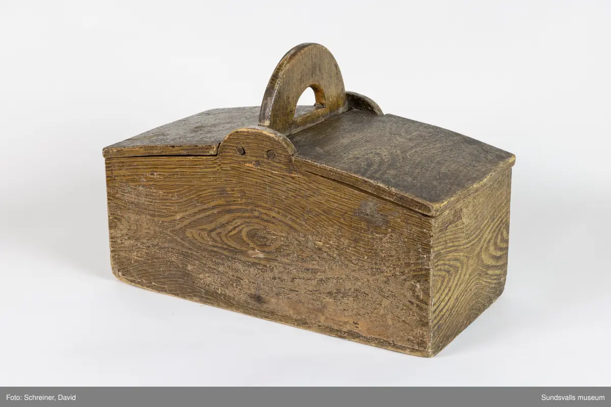 Mjölkar med ådringsmålning i gult och brunt. Indelat i två fack med lock och ett handtag emellan. Enligt uppgift kommer mjölkaret ursprungligen från Galtströms bruk 1904.