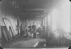 Verkstadsinteriör och arbetare från AB Ergo elfabrik, Västerås.