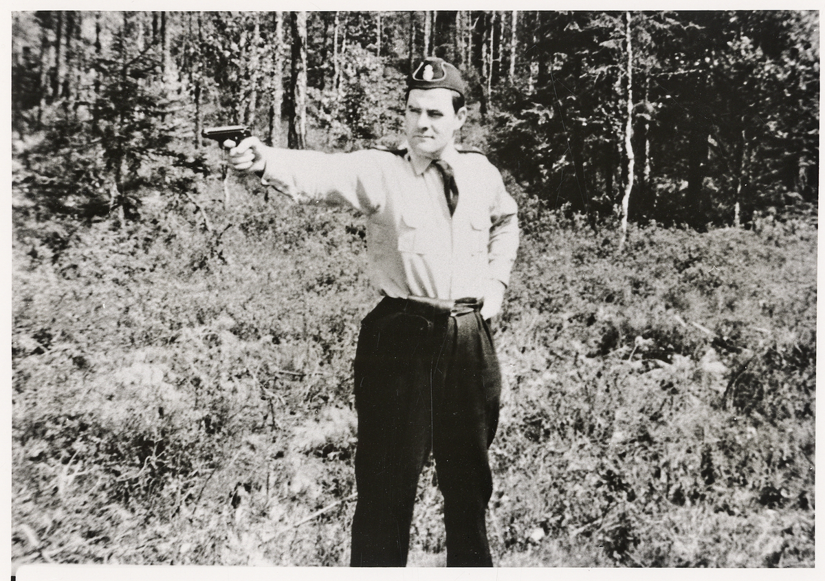 Polisassistent Rune Ängbom övar pistolskytte, 1960.