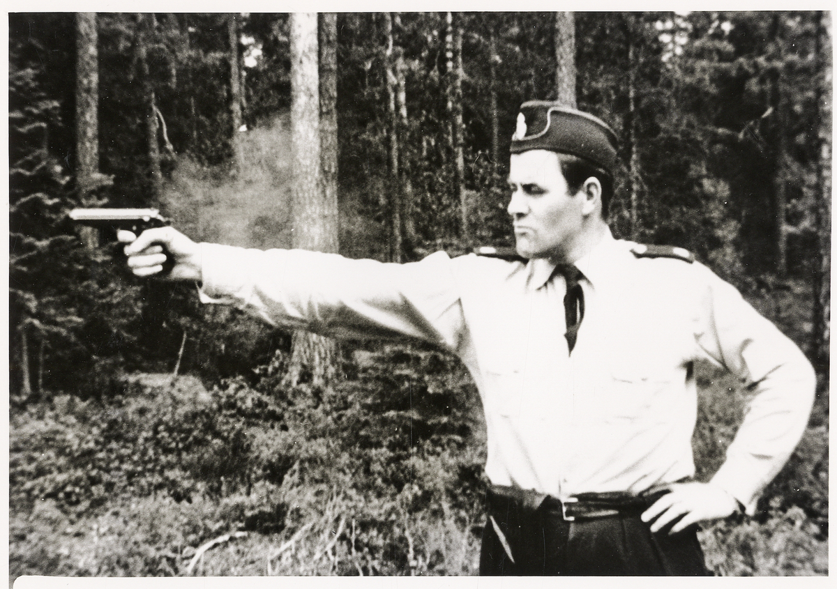 Polisassistent Rune Ängbom övar pistolskytte, 1960.