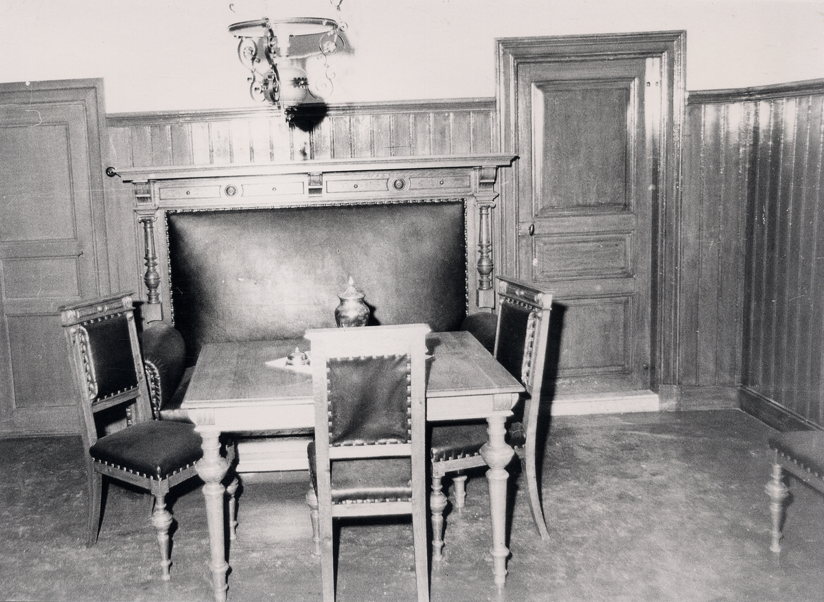 Tingshuset i Lenhovda. Häradshövdingens matsal.
Anno 1408 - 8 december 1970, så långt tillbaka i tiden som urkunderna når, har allmogen i Uppvidinge härad samlats till laga ting i Lenhovda.