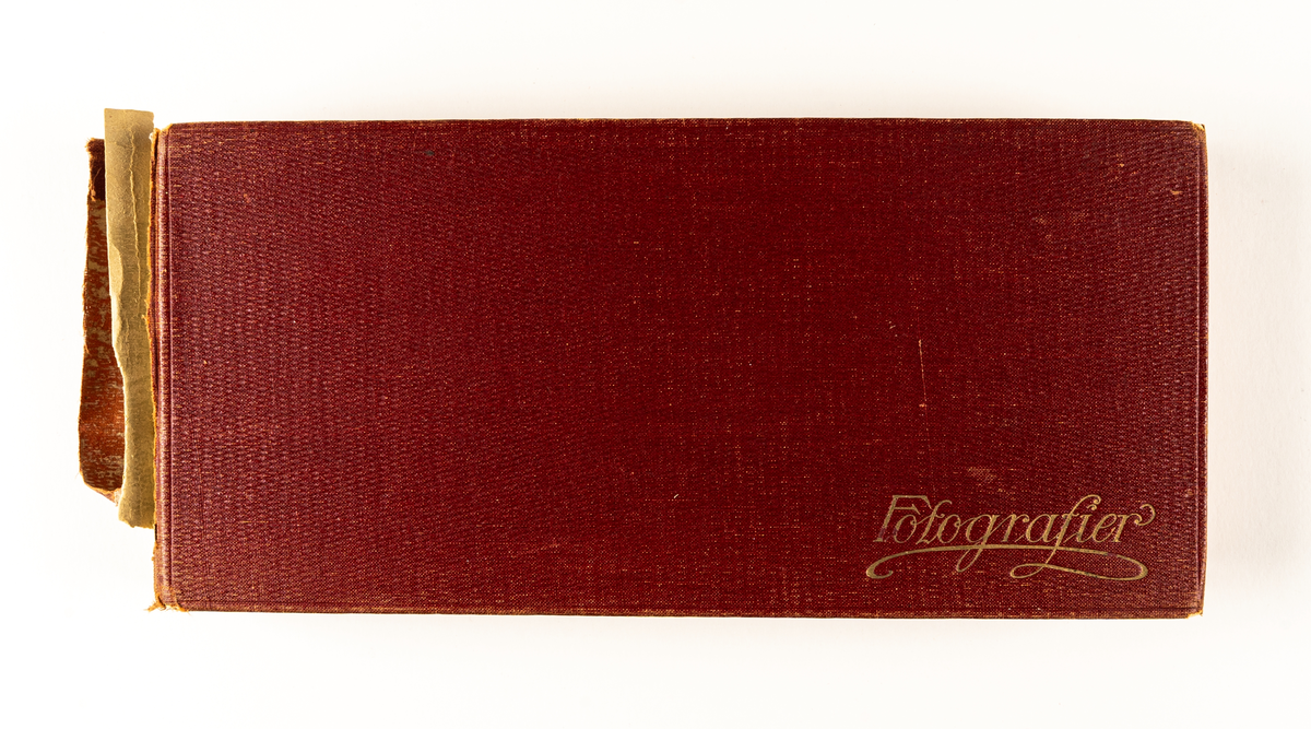 Fotoalbum innehållande bilder från spårvägens anläggande i Gävle 1909. Röda pärmar med påskrigt i guld "Fotografier". Inskrift på insidan av pärmen "H. Hedberg Gefle 1909". Ryggen trasig.