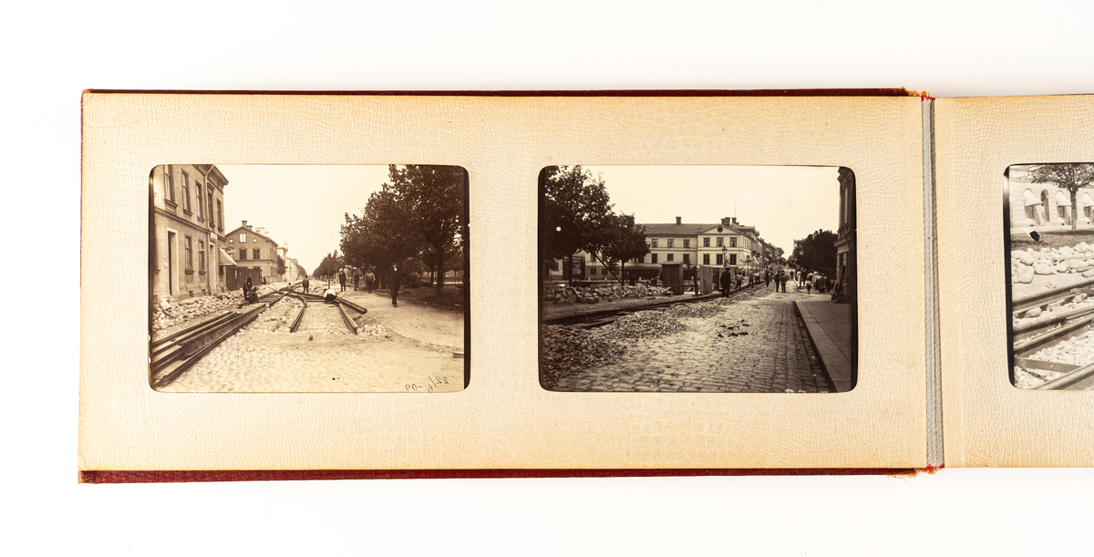 Fotoalbum innehållande bilder från spårvägens anläggande i Gävle 1909. Röda pärmar med påskrigt i guld "Fotografier". Inskrift på insidan av pärmen "H. Hedberg Gefle 1909". Ryggen trasig.