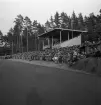 Svenska Flaggans dag 1943. 
Publikbild med hedersläktaren på Värendsvallen.