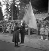 Svenska Flaggans dag 1943. 
Överlämnande av ny fana till en flickscoutledare, på Värendsvallen.
