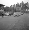 Svenska Flaggans dag 1943. 
Intåg av lottor på Värendsvallen, förbi hedersläktaren.