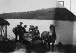 Det hentes en trebåt fra Svandalen med hest og slede. Bak st