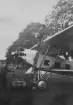 Flygtekniker i arbete med tankning av vitmålat militärflygplan S 6 Fokker på ett flygfält vid manöver i Skåne, omkring 1935-1937. 

Text vid foto: 