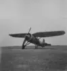 Polskt jaktflygplan PZL P.11 uppställt på flygfält i Sverige, omkring 1934-1937.

Text vid foto: 