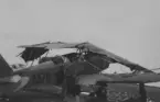 Skadat flygplan Sk 6 nummer 5578 står på flygfältet på F 5 Ljungbyhed, efter kollision den 4 mars 1935. En flygtekniker står vid flygplanet.

Text vid foto: 
