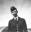 Närbild av militäre flygaren Nils Dahl, omkring år 1935.

Text vid foto: 