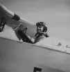 Militär flygare på plats i militärt flygplan på F 5 Ljungbyhed, omkring 1934-1937. Vy snett från sidan.

Text vid foto: 