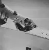Militär flygare på plats i militärt flygplan på F 5 Ljungbyhed, omkring 1934-1937. Vy snett från sidan.

Text vid foto: 