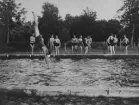Bad vid bassäng i Ljungbyhed, omkring 1934-1937. En samling militärer i badkläder. En man dyker.

Text vid foto: 
