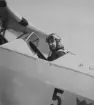 Militär flygare på plats i militärt flygplan på F 5 Ljungbyhed, omkring 1934-1937. Vy snett från sidan.

Text vid foto: 