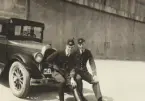 Två militära flygare sitter på fronten på en bil 1934-1937. Mannen till höger är Nils Olof Sefeldt (Svensson).

Text vid foto: 