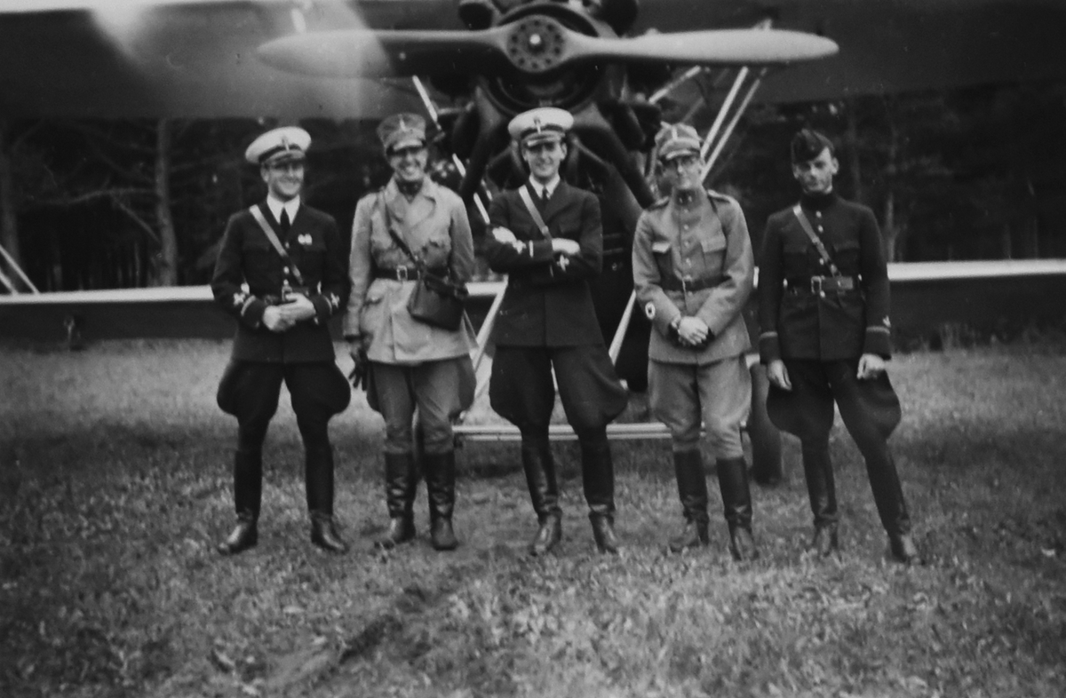 Fem militärer står framför nosen på ett militärt flygplan på Visborgslätt, cirka 1935. Längst till höger står Nils Olof Sefeldt (Svensson).

Text vid foto: "Visborgsslätt"