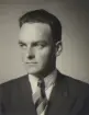 Porträttfotografi av Nils Olof Sefeldt (Svensson), 1936.

Militär flygare.

Text vid foto: 