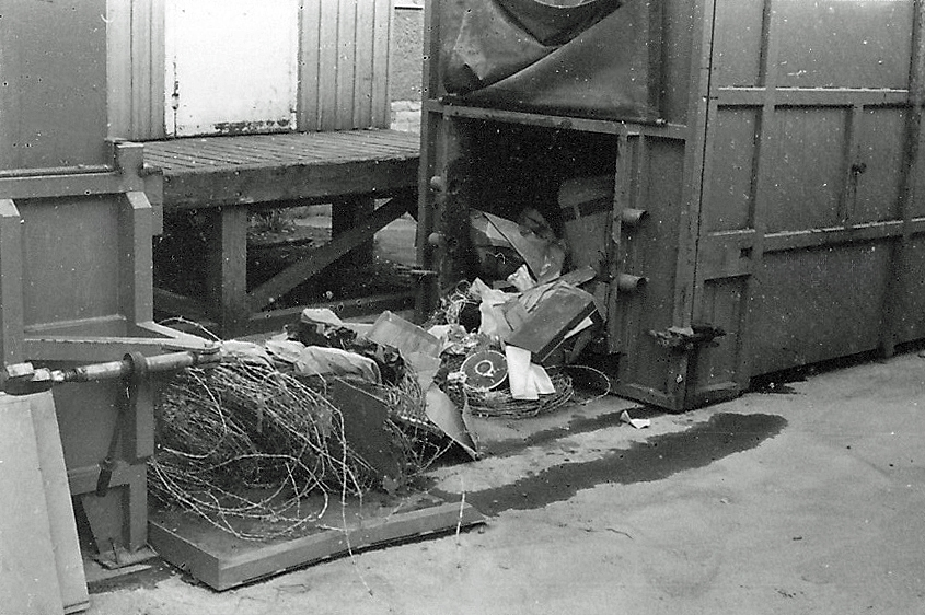 Sopcontainer med komprimering som lastats med allt annat än sopor vid P 4 hösten 1985.