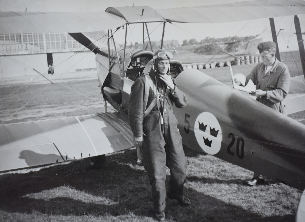 Militäre flygaren Nils Olof Sefeldt (Svensson) vid flygplan Sk 11 märkt F 5 - 20 inför flygning den 24 augusti 1936. En flygtekniker i arbete med flygplanet.

Text vid foto: "Före och efter katastrofen den 24 aug. 1936."