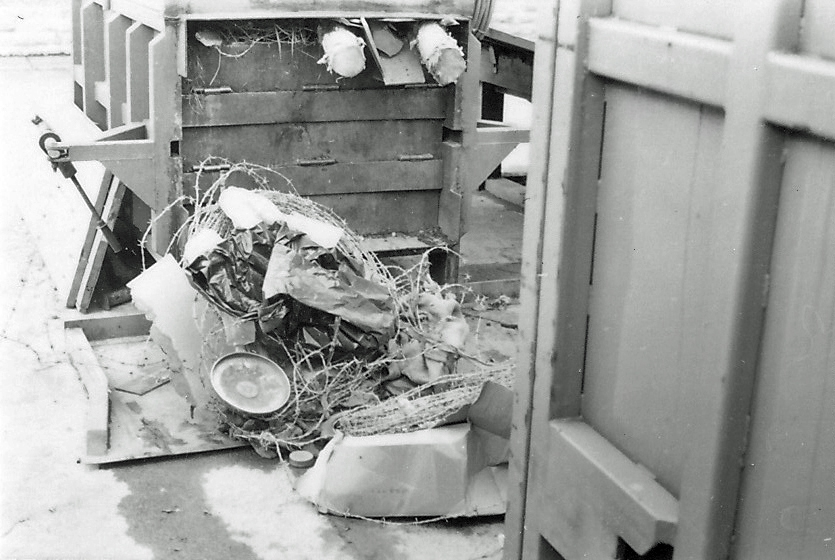 Sopcontainer med komprimering som lastats med allt annat än sopor vid P 4 hösten 1985.