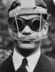 Flygförare Nils Olof Svensson med stålställning runt huvud och ansikte efter skada vid haveri med flygplan Sk 11 märkt F 5-20 (nr 516). Närbild framifrån, med glasögon.