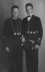 Porträttfotografi av två militärer, omkring 1934-1937. Okänd man till vänster, flygvapenmilitären Nils Olof Sefeldt (Svensson) till höger.