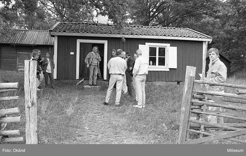 Personer framför torpet.