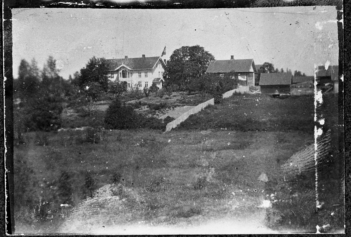 Gardstunet på Tømmerhoel 20. juni 1920.  3 brylluper 20. juni.
Her er det flagging for Even og Petra Tømmerhoel g. 1899,  Margit og Magnus Aass i 1924 og Hanna og Johannes Lunde i 1928.