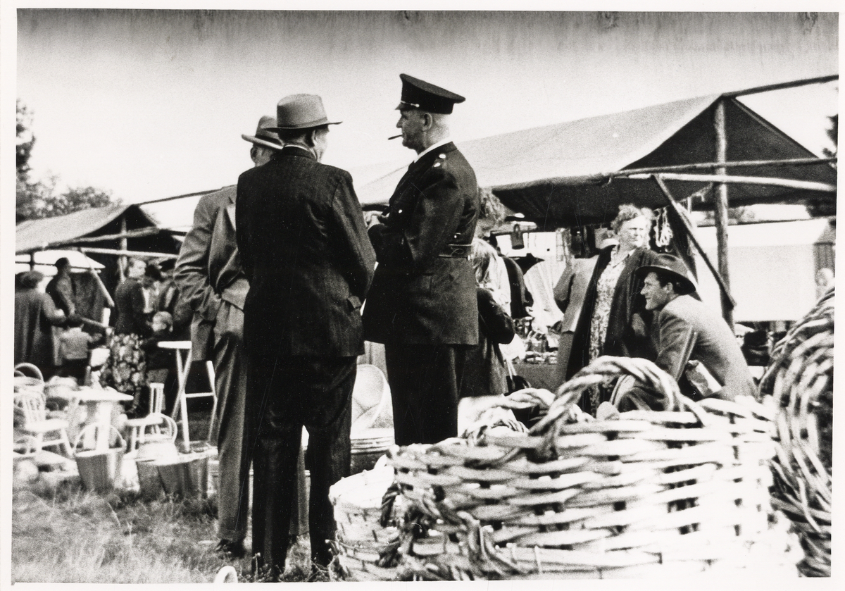 Fjärdingsman Arvid Hägg, Moheda, i samspråk med några andra herrar. Marknadsbild, ca 1950.