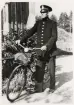 Gustaf Svensson, fjärdingsman i Slätthög, med cykel, ca 1925.