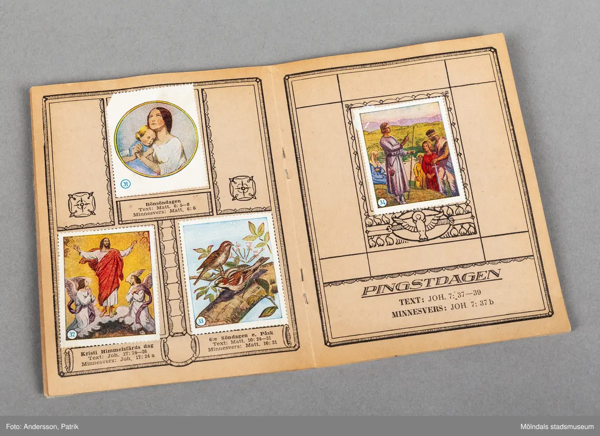 Ett häfte med mjuk pärm. Häftet är blått med svart påförd text. Runt texten finns en svart ram kantad av illustrationer i form av flygande duvor, vågor och mösnster. På häftets baksida finns en priset på 1 krona (med bilderna) angivet. Boken användes i söndagsskolan och har inklistrade bilder med religiösa motiv ur bibeln.