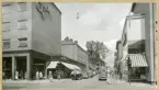 Västerås, Centrum, kv. Lennart.
Sturegatan i korsningen Stora gatan. C:a 1950-1960-tal.