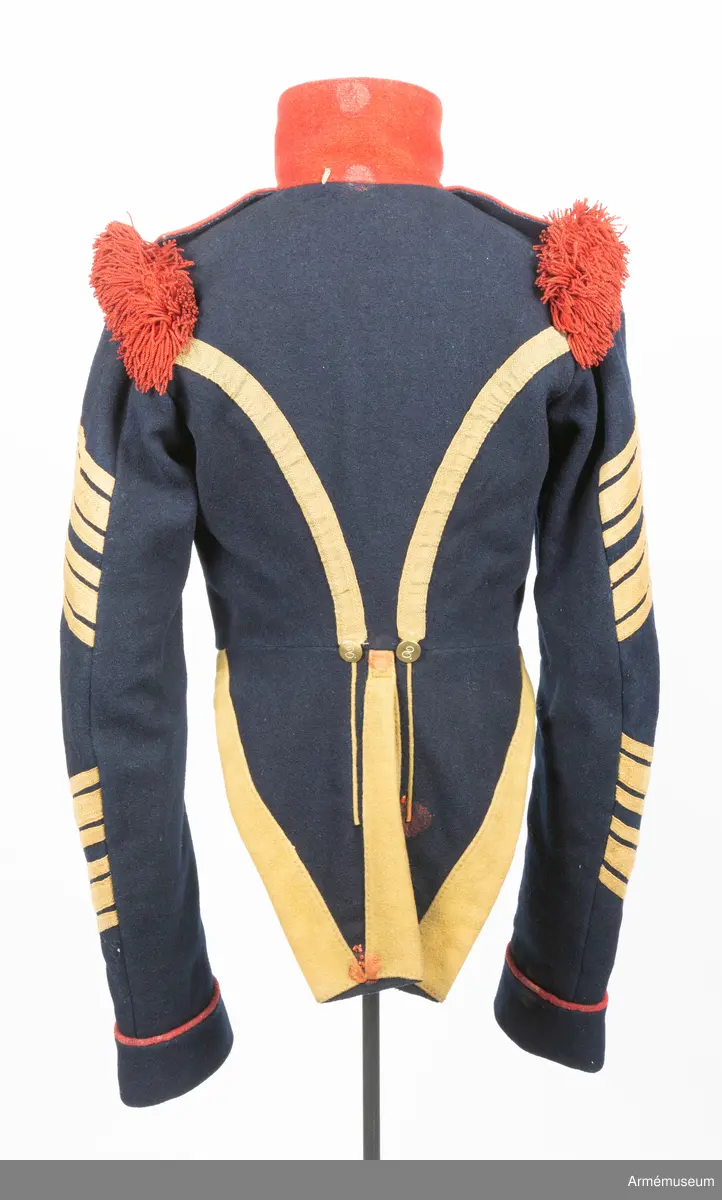 Mörkblå frack med röd krage, mässingsknappar, röda axelprydnader samt ärmdekorationer av gula redgarnsband.

Fracken är sydd av mörkblått kläde och är fodrad i bål och skört med gul boj. Ärmarna är fodrade med oblekt linne- eller hampalärft. Den är rakt avskuren fram och har ett tudelat skört bak, och är konstruerad med fram och sidstycken i ett samt helt bakstycke. Ärmarna är formade tvåsömsärmar med fasta ärmuppslag med röd passpoal, röd matta, och ärmsprund med tre knappar.
Ståndkragen är hög och rakskuren, sydd av rött kläde med foder av blått kläde. De röda axelklaffarna är fastsydda i kragsömmen innerst på axeln, och nedfästa med en knapp ytterst. Framärmarna är dekorerade med gula redgarnsband i två olika bredder, fastsydda i vinklar. På axlarna sitter axelprydnader av röda redgarnsfransar sydda längs med övre delen av ärmsömmen.
Fracken är dubbelknäppt med 7 x 2 knappar och passpoalerade knapphål. Knapparna är av mässing, svagt välvda och dekorerade med siffran 8.
Frackskörtens uppvik är av gult kläde. Sidsömmarnas kurva bak pryds av gula redgarnsband, och vid ryggslutet sitter två knappar.
I nacken sitter en modelletikett av papper fastatt med en grov tråd av jute eller liknande. Plagget är dessutom märkt med ett flertal röda vaxsigill i dåligt skick.
Etiketten har följande text på framsidan:
"Af Kongl Majt Nådigast (...) Modell å Jacka för Westgötha (...) undantag af Westerbottens Reg (...) d. 10 Januari 1829. Axelklaffarne äro genom General (...) d. 17. Januari samma år, fastställ (...).
På Befalnning T. W. Lode (..)
Adjut. Kgl. K (...)"
På baksidan står det:
"Sedan (...)
1845 (?) (...)
fastställt (...)
(...) ställe (...)
(...)" resten oläsligt.