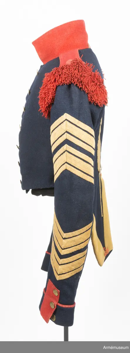 Mörkblå frack med röd krage, mässingsknappar, röda axelprydnader samt ärmdekorationer av gula redgarnsband.

Fracken är sydd av mörkblått kläde och är fodrad i bål och skört med gul boj. Ärmarna är fodrade med oblekt linne- eller hampalärft. Den är rakt avskuren fram och har ett tudelat skört bak, och är konstruerad med fram och sidstycken i ett samt helt bakstycke. Ärmarna är formade tvåsömsärmar med fasta ärmuppslag med röd passpoal, röd matta, och ärmsprund med tre knappar.
Ståndkragen är hög och rakskuren, sydd av rött kläde med foder av blått kläde. De röda axelklaffarna är fastsydda i kragsömmen innerst på axeln, och nedfästa med en knapp ytterst. Framärmarna är dekorerade med gula redgarnsband i två olika bredder, fastsydda i vinklar. På axlarna sitter axelprydnader av röda redgarnsfransar sydda längs med övre delen av ärmsömmen.
Fracken är dubbelknäppt med 7 x 2 knappar och passpoalerade knapphål. Knapparna är av mässing, svagt välvda och dekorerade med siffran 8.
Frackskörtens uppvik är av gult kläde. Sidsömmarnas kurva bak pryds av gula redgarnsband, och vid ryggslutet sitter två knappar.
I nacken sitter en modelletikett av papper fastatt med en grov tråd av jute eller liknande. Plagget är dessutom märkt med ett flertal röda vaxsigill i dåligt skick.
Etiketten har följande text på framsidan:
"Af Kongl Majt Nådigast (...) Modell å Jacka för Westgötha (...) undantag af Westerbottens Reg (...) d. 10 Januari 1829. Axelklaffarne äro genom General (...) d. 17. Januari samma år, fastställ (...).
På Befalnning T. W. Lode (..)
Adjut. Kgl. K (...)"
På baksidan står det:
"Sedan (...)
1845 (?) (...)
fastställt (...)
(...) ställe (...)
(...)" resten oläsligt.