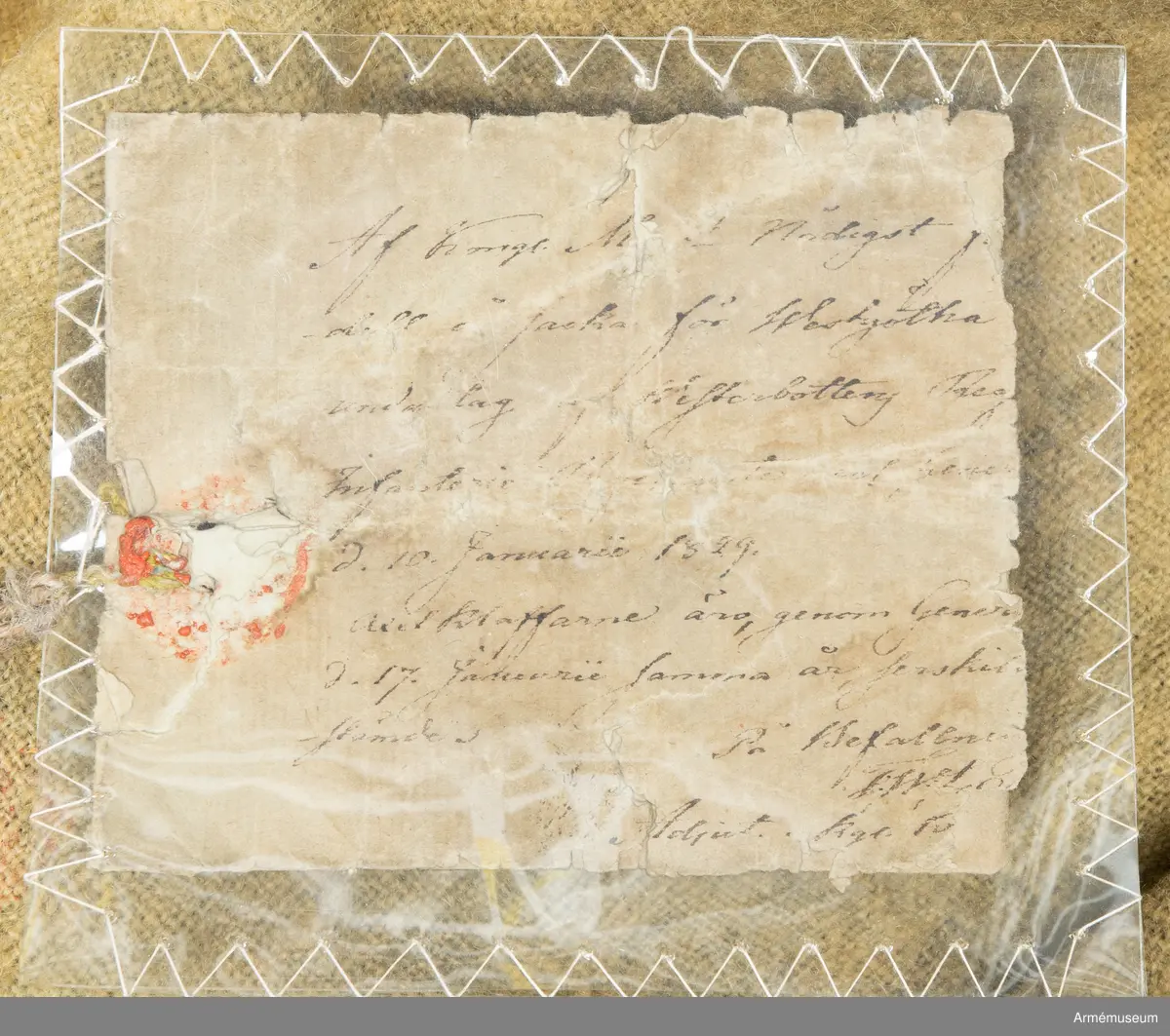 Mörkblå frack med röd krage, mässingsknappar, röda axelprydnader samt ärmdekorationer av gula redgarnsband.

Fracken är sydd av mörkblått kläde och är fodrad i bål och skört med gul boj. Ärmarna är fodrade med oblekt linne- eller hampalärft. Den är rakt avskuren fram och har ett tudelat skört bak, och är konstruerad med fram och sidstycken i ett samt helt bakstycke. Ärmarna är formade tvåsömsärmar med fasta ärmuppslag med röd passpoal, röd matta, och ärmsprund med tre knappar.
Ståndkragen är hög och rakskuren, sydd av rött kläde med foder av blått kläde. De röda axelklaffarna är fastsydda i kragsömmen innerst på axeln, och nedfästa med en knapp ytterst. Framärmarna är dekorerade med gula redgarnsband i två olika bredder, fastsydda i vinklar. På axlarna sitter axelprydnader av röda redgarnsfransar sydda längs med övre delen av ärmsömmen.
Fracken är dubbelknäppt med 7 x 2 knappar och passpoalerade knapphål. Knapparna är av mässing, svagt välvda och dekorerade med siffran 8.
Frackskörtens uppvik är av gult kläde. Sidsömmarnas kurva bak pryds av gula redgarnsband, och vid ryggslutet sitter två knappar.
I nacken sitter en modelletikett av papper fastatt med en grov tråd av jute eller liknande. Plagget är dessutom märkt med ett flertal röda vaxsigill i dåligt skick.
Etiketten har följande text på framsidan:
"Af Kongl Majt Nådigast (...) Modell å Jacka för Westgötha (...) undantag af Westerbottens Reg (...) d. 10 Januari 1829. Axelklaffarne äro genom General (...) d. 17. Januari samma år, fastställ (...).
På Befalnning T. W. Lode (..)
Adjut. Kgl. K (...)"
På baksidan står det:
"Sedan (...)
1845 (?) (...)
fastställt (...)
(...) ställe (...)
(...)" resten oläsligt.