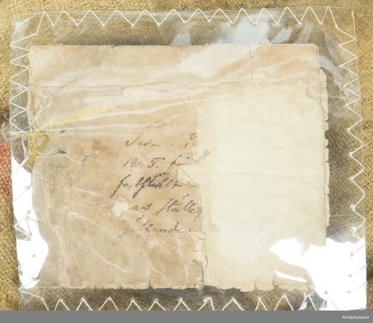 Mörkblå frack med röd krage, mässingsknappar, röda axelprydnader samt ärmdekorationer av gula redgarnsband.

Fracken är sydd av mörkblått kläde och är fodrad i bål och skört med gul boj. Ärmarna är fodrade med oblekt linne- eller hampalärft. Den är rakt avskuren fram och har ett tudelat skört bak, och är konstruerad med fram och sidstycken i ett samt helt bakstycke. Ärmarna är formade tvåsömsärmar med fasta ärmuppslag med röd passpoal, röd matta, och ärmsprund med tre knappar.
Ståndkragen är hög och rakskuren, sydd av rött kläde med foder av blått kläde. De röda axelklaffarna är fastsydda i kragsömmen innerst på axeln, och nedfästa med en knapp ytterst. Framärmarna är dekorerade med gula redgarnsband i två olika bredder, fastsydda i vinklar. På axlarna sitter axelprydnader av röda redgarnsfransar sydda längs med övre delen av ärmsömmen.
Fracken är dubbelknäppt med 7 x 2 knappar och passpoalerade knapphål. Knapparna är av mässing, svagt välvda och dekorerade med siffran 8.
Frackskörtens uppvik är av gult kläde. Sidsömmarnas kurva bak pryds av gula redgarnsband, och vid ryggslutet sitter två knappar.
I nacken sitter en modelletikett av papper fastatt med en grov tråd av jute eller liknande. Plagget är dessutom märkt med ett flertal röda vaxsigill i dåligt skick.
Etiketten har följande text på framsidan:
"Af Kongl Majt Nådigast (...) Modell å Jacka för Westgötha (...) undantag af Westerbottens Reg (...) d. 10 Januari 1829. Axelklaffarne äro genom General (...) d. 17. Januari samma år, fastställ (...).
På Befalnning T. W. Lode (..)
Adjut. Kgl. K (...)"
På baksidan står det:
"Sedan (...)
1845 (?) (...)
fastställt (...)
(...) ställe (...)
(...)" resten oläsligt.