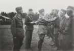 Inspektion av manskap från Hallands regemente I 16 i Norrbotten, 1941.