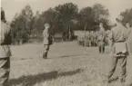 Underofficer överlämnar manskap till befäl, Dalsland 1942.
