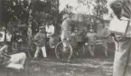 Rommehed  soldater i uniform m/1910 kring en vagn.