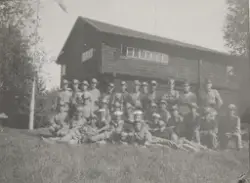 Rommehed – trupp i uniform m/1910 poserar utanför Ornässtuga