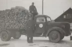 Två män vid lastbil, vedtransport under beredskapstiden, Övertorneå.
