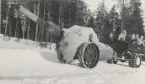 Övertäckt 10,5 cm kanon m/1934 dragen av en lastbil på snötäckt väg.  Foto ur anonym serie från beredskapen i Norrland.