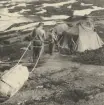 Två män drar en pulka med ved och proviant till posteringarna. Foto ur anonym serie från beredskapen i Norrland.